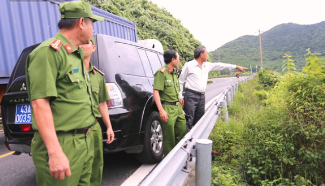 Đại tá Trần Mưu (chỉ tay) trực tiếp khảo sát hiện trường truy bắt phạm nhân vượt ngục