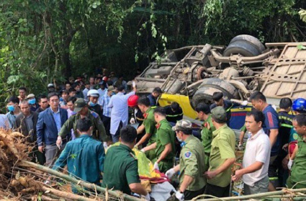Hiện trường vụ lật xe khách 36B - 022.32 ở tỉnh Kon Tum