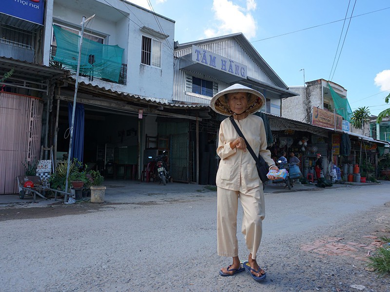 Nữ thương binh bán vé số lấy tiền trùng tu nghĩa trang - ảnh 2