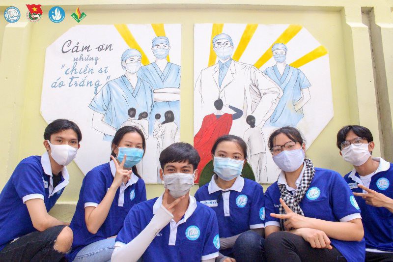 Sinh viên 'thay áo' cho ký túc xá để cổ vũ y bác sĩ chống dịch - ảnh 5