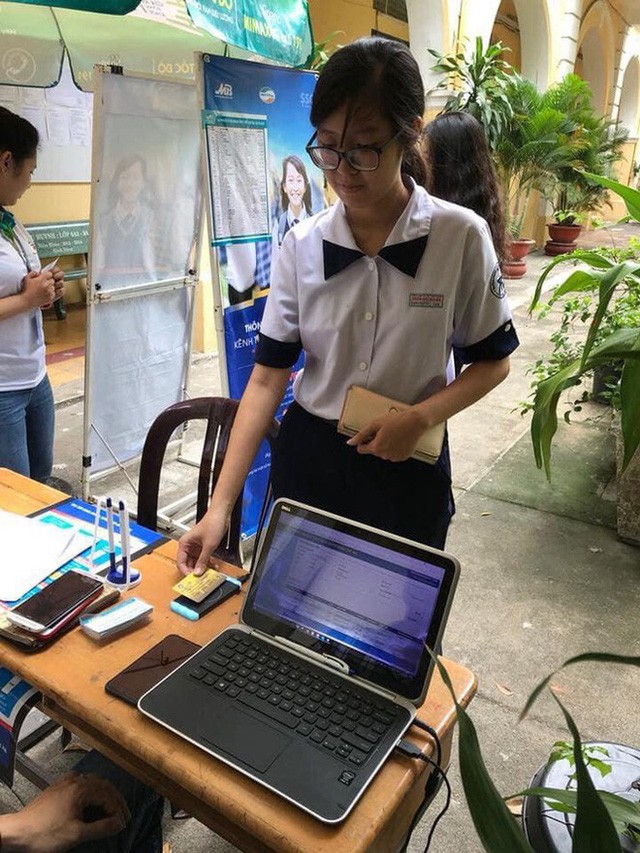 TPHCM không thu học phí bằng tiền mặt từ năm học tới - Ảnh 1. TPHCM không thu học phí bằng tiền mặt từ năm học tới - Ảnh 1.