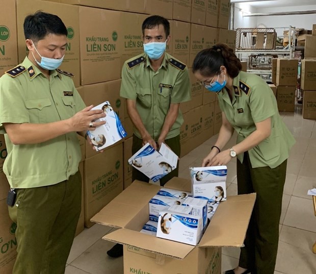 Thu giữ 500.000 chiếc khẩu trang không đạt chất lượng tại Hà Nội