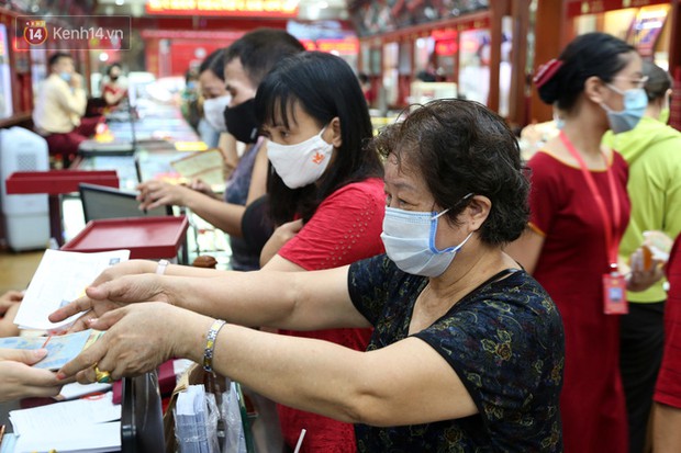 Ảnh: Giá vàng kỷ lục vượt ngưỡng 62 triệu đồng/lượng, người dân xếp hàng dài, chen nhau mua bán - Ảnh 12. Ảnh: Giá vàng kỷ lục vượt ngưỡng 62 triệu đồng/lượng, người dân xếp hàng dài, chen nhau mua bán - Ảnh 12.