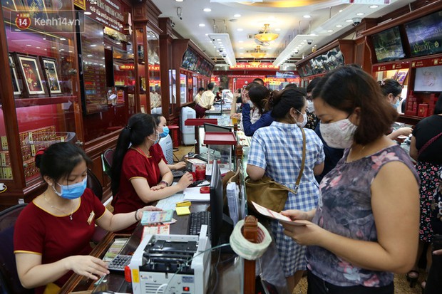 Ảnh: Giá vàng kỷ lục vượt ngưỡng 62 triệu đồng/lượng, người dân xếp hàng dài, chen nhau mua bán - Ảnh 13. Ảnh: Giá vàng kỷ lục vượt ngưỡng 62 triệu đồng/lượng, người dân xếp hàng dài, chen nhau mua bán - Ảnh 13.