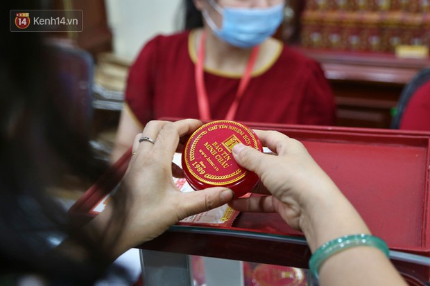 Ảnh: Giá vàng kỷ lục vượt ngưỡng 62 triệu đồng/lượng, người dân xếp hàng dài, chen nhau mua bán - Ảnh 16. Ảnh: Giá vàng kỷ lục vượt ngưỡng 62 triệu đồng/lượng, người dân xếp hàng dài, chen nhau mua bán - Ảnh 16.