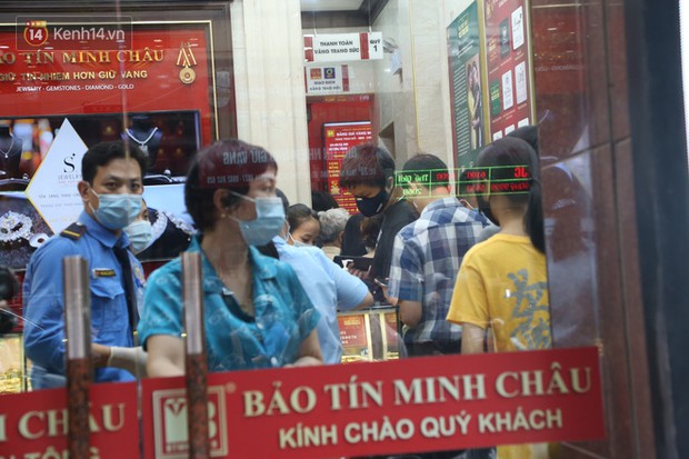 Ảnh: Giá vàng kỷ lục vượt ngưỡng 62 triệu đồng/lượng, người dân xếp hàng dài, chen nhau mua bán - Ảnh 4. Ảnh: Giá vàng kỷ lục vượt ngưỡng 62 triệu đồng/lượng, người dân xếp hàng dài, chen nhau mua bán - Ảnh 4.