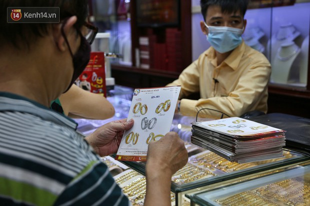 Ảnh: Giá vàng kỷ lục vượt ngưỡng 62 triệu đồng/lượng, người dân xếp hàng dài, chen nhau mua bán - Ảnh 10. Ảnh: Giá vàng kỷ lục vượt ngưỡng 62 triệu đồng/lượng, người dân xếp hàng dài, chen nhau mua bán - Ảnh 10.