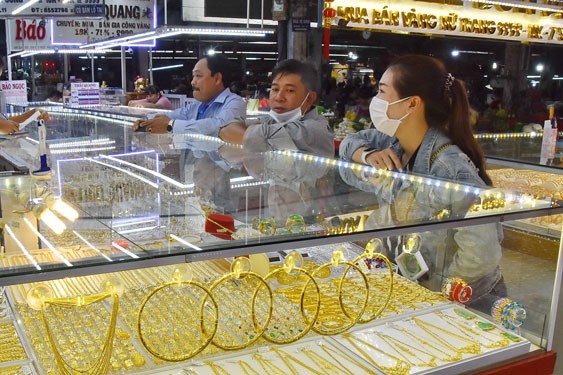 Có hay không việc tung hứng giá vàng? - Ảnh 1. Có hay không việc tung hứng giá vàng? - Ảnh 1.
