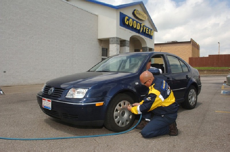 Tổng thống Trump kêu gọi tẩy chay lốp xe Goodyear - Hình 3 Tong thong Trump keu goi tay chay lop xe Goodyear-Hinh-3