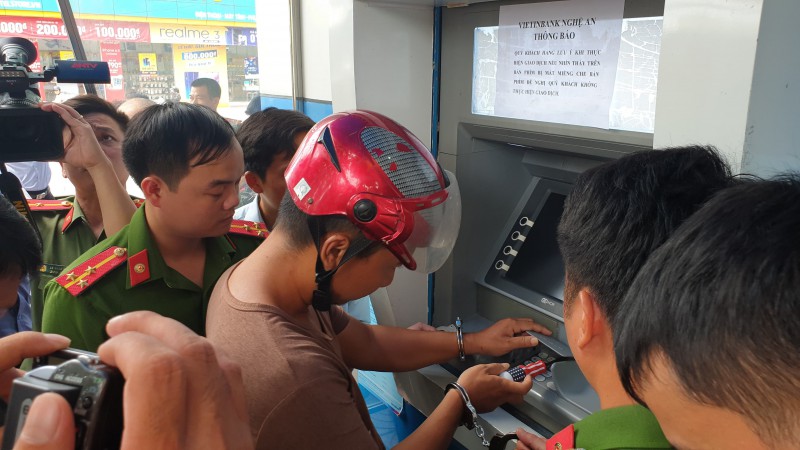 3 người Trung Quốc gắn thiết bị camera ở hàng loạt cây ATM để lấy cắp tiền - Ảnh 2. 3 người Trung Quốc gắn thiết bị camera ở hàng loạt cây ATM để lấy cắp tiền - Ảnh 2.