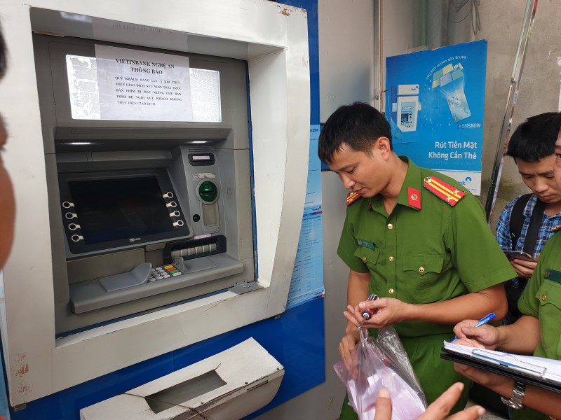 3 người Trung Quốc gắn thiết bị camera ở hàng loạt cây ATM để lấy cắp tiền - Ảnh 3. 3 người Trung Quốc gắn thiết bị camera ở hàng loạt cây ATM để lấy cắp tiền - Ảnh 3.