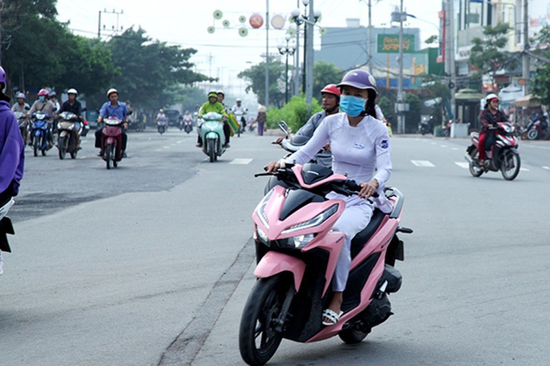 Xe máy đi sai làn tại Việt Nam bị phạt bao nhiêu? Xe may di sai lan tai Viet Nam bi phat bao nhieu?