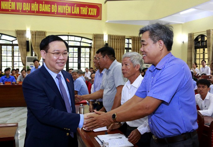 Nghe dân nói mắc kẹt 2,7 tỉ đồng, Bí thư Vương Đình Huệ rút điện thoại gọi giải quyết ngay - Ảnh 1. Nghe dân nói mắc kẹt 2,7 tỉ đồng, Bí thư Vương Đình Huệ rút điện thoại gọi giải quyết ngay - Ảnh 1.
