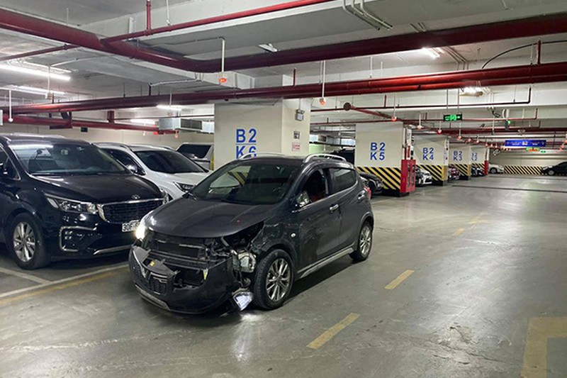 Lexus RX và VinFast Fadil đuổi nhau gây náo loạn thủ đô Hà Nội - Hình 2 Lexus RX va VinFast Fadil duoi nhau gay nao loan thu do Ha Noi-Hinh-2