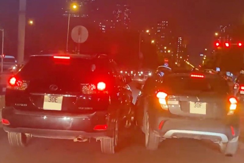 Lexus RX và VinFast Fadil đuổi nhau gây náo loạn thủ đô Hà Nội Lexus RX va VinFast Fadil duoi nhau gay nao loan thu do Ha Noi