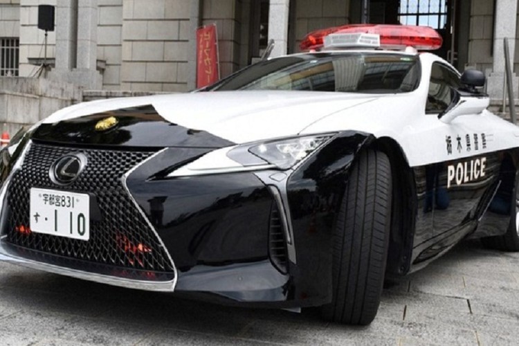 Ngam xe canh sat Lexus LC 500 