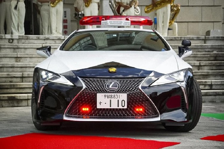 Ngam xe canh sat Lexus LC 500 