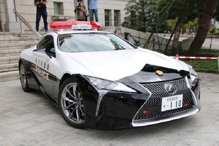 Ngam xe canh sat Lexus LC 500 