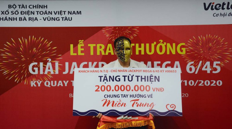 Tiêu dùng & Dư luận - Trúng Vietlott gần 25 tỷ, người đàn ông ủng hộ miền Trung 200 triệu