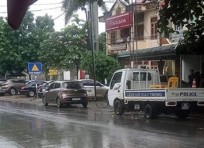 Táo tợn xông vào chi nhánh ngân hàng Agribank uy hiếp nhân viên cướp hơn 200 triệu đồng - Ảnh 1. Táo tợn xông vào chi nhánh ngân hàng Agribank uy hiếp nhân viên cướp hơn 200 triệu đồng - Ảnh 1.