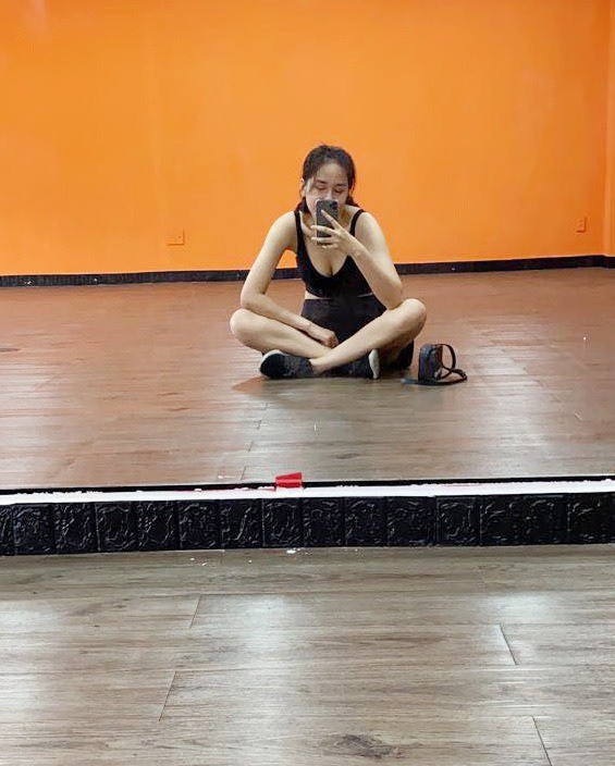 Cô còn yêu thích các bộ môn gym, yoga để giữ gìn vóc dáng. Trong căn hộ ở TP HCM, người đẹp có hẳn một phòng tập rộng rãi.