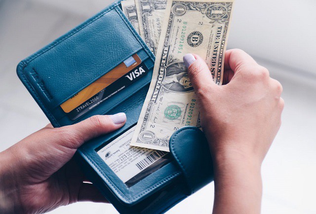 Chuyên gia tâm lý tài chính chia sẻ thứ thường để trong ví và 6 cách tiết kiệm tiền - Ảnh 1.