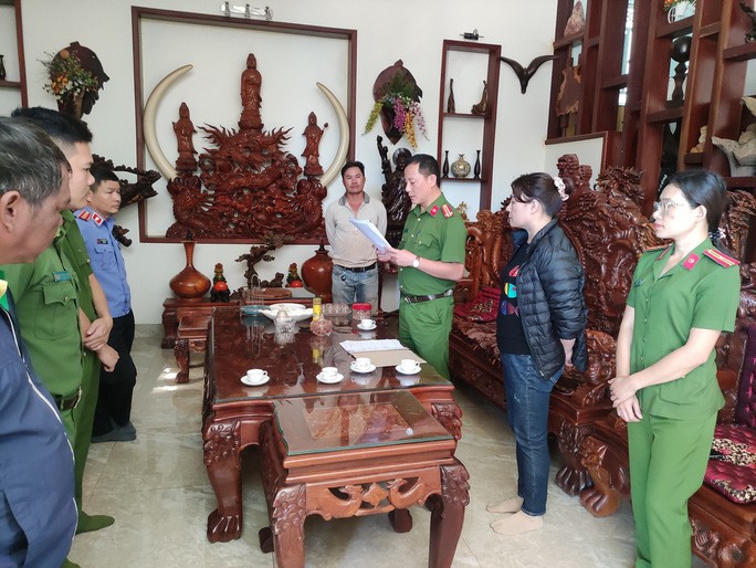 Bắt nữ đại gia lừa sổ đỏ của người dân tộc thiểu số rồi cầm cố ngân hàng - Ảnh 1. Bắt nữ đại gia lừa sổ đỏ của người dân tộc thiểu số rồi cầm cố ngân hàng - Ảnh 1.