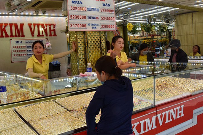 Vì sao giá vàng SJC quá đắt so với thế giới? - Ảnh 1. Vì sao giá vàng SJC quá đắt so với thế giới? - Ảnh 1.