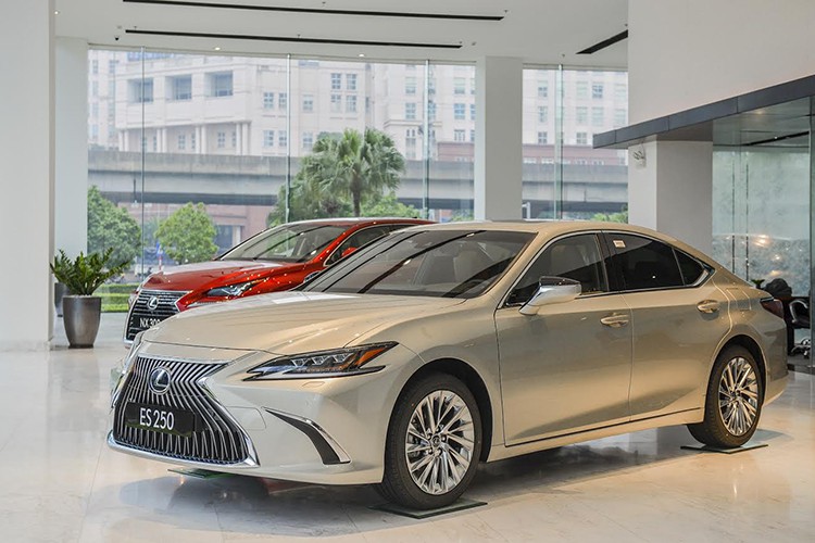 Can canh xe sang Lexus ES 2021 tu 2,54 ty tai Viet Nam