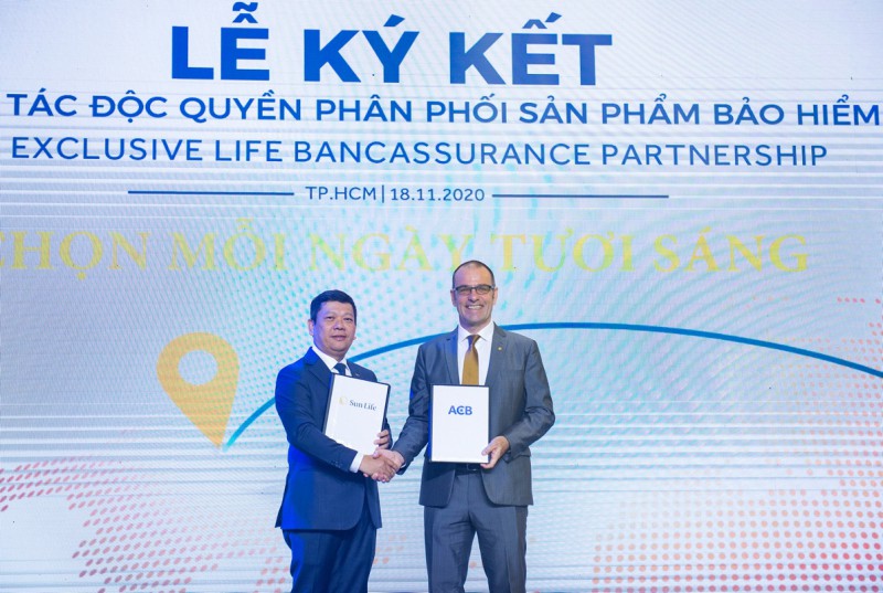 Ngân hàng hợp tác bảo hiểm, khách hàng được lợi gì? - Ảnh 1. Ngân hàng hợp tác bảo hiểm, khách hàng được lợi gì? - Ảnh 1.