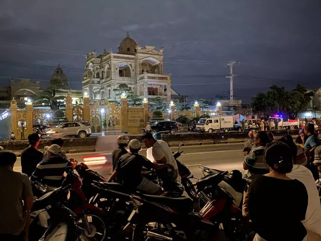 Cận cảnh biệt thự dát vàng của đại gia Thiện Soi vừa bị bắt để điều tra hành vi rửa tiền - Ảnh 2. Cận cảnh biệt thự dát vàng của đại gia Thiện Soi vừa bị bắt để điều tra hành vi rửa tiền - Ảnh 2.