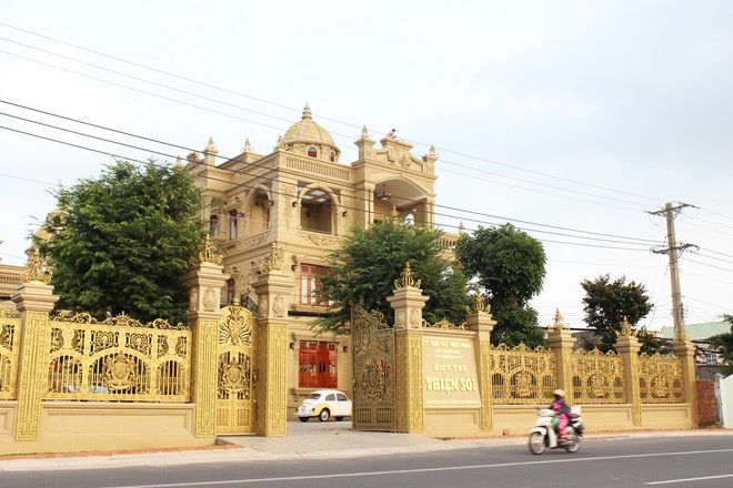 Cận cảnh biệt thự dát vàng của đại gia Thiện Soi vừa bị bắt để điều tra hành vi rửa tiền - Ảnh 3. Cận cảnh biệt thự dát vàng của đại gia Thiện Soi vừa bị bắt để điều tra hành vi rửa tiền - Ảnh 3.