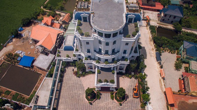 Cận cảnh biệt thự dát vàng của đại gia Thiện Soi vừa bị bắt để điều tra hành vi rửa tiền - Ảnh 8. Cận cảnh biệt thự dát vàng của đại gia Thiện Soi vừa bị bắt để điều tra hành vi rửa tiền - Ảnh 8.