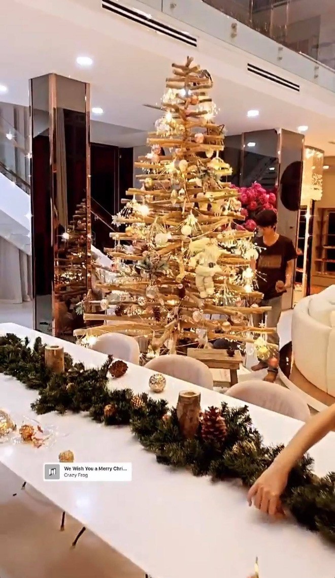Cây thông Noel được dựng từ những thanh gỗ, “tán cây” được ghép từ các vật dụng trang trí và đèn lấp lánh, tất nhiên chúng đều có màu vàng.