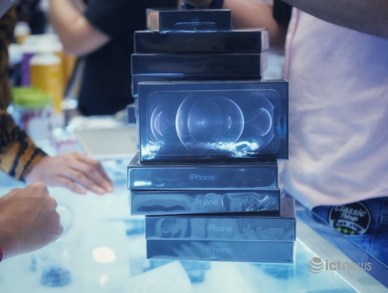 Nghịch lý iPhone 12: Mẫu không đủ hàng bán, mẫu phải giảm giá kích cầu - Ảnh 1. Nghịch lý iPhone 12: Mẫu không đủ hàng bán, mẫu phải giảm giá kích cầu - Ảnh 1.
