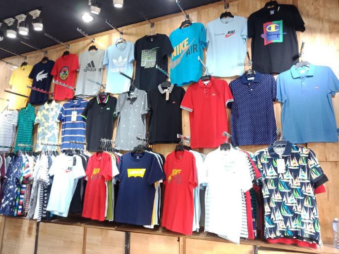 Cuối năm, quần áo giảm giá mạnh, tràn ra vỉa hè - Ảnh 1. Cuối năm, quần áo giảm giá mạnh, tràn ra vỉa hè - Ảnh 1.