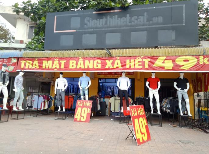 Cuối năm, quần áo giảm giá mạnh, tràn ra vỉa hè - Ảnh 3. Cuối năm, quần áo giảm giá mạnh, tràn ra vỉa hè - Ảnh 3.