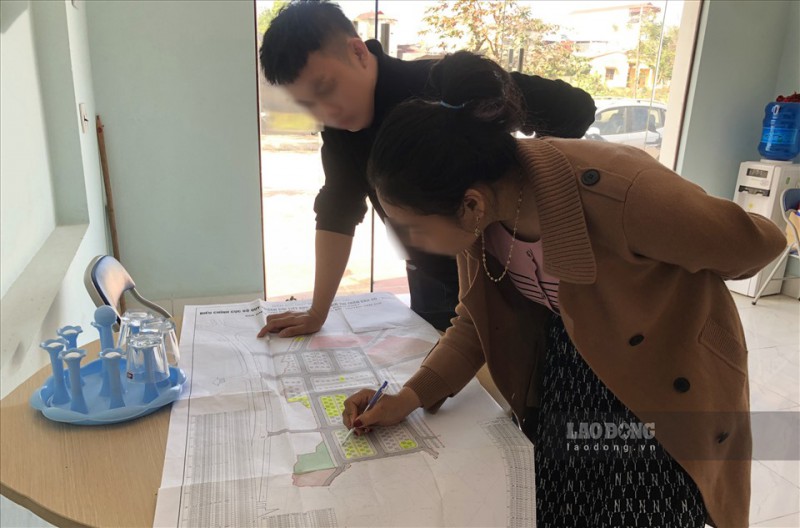Trong vai người đi mua đất tại dự án Khu dân cư mới thị trấn Cầu Gồ, chúng tôi gặp chị M. – người phụ trách giao dịch Công ty Kosy Chi nhánh Bắc Giang. Chị M. cho biết, dự án này triển khai từ tháng 3.2017, các lô đất đã bán hết.