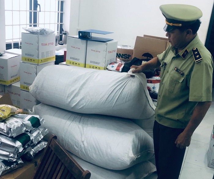 Bình Dương: Thu giữ hơn 800 Kg nguyên liệu chế biến trà sữa , tiêu hủy 23 nghìn bao thuốc lá lậu