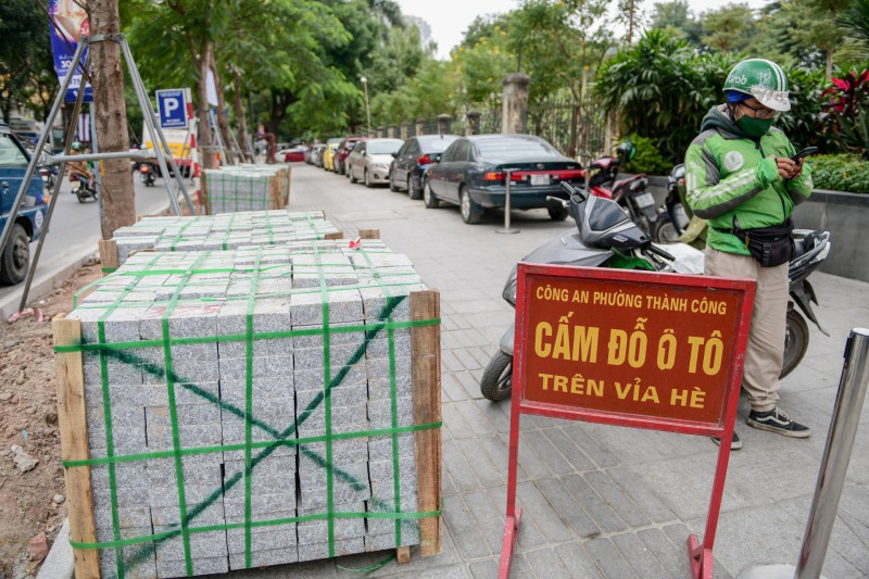 oto leo len via he moi lat o Ha Noi anh 1