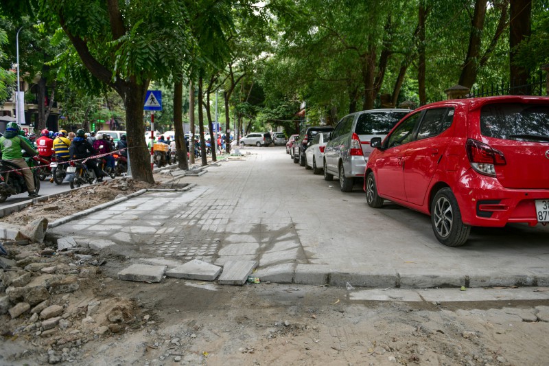 oto leo len via he moi lat o Ha Noi anh 5