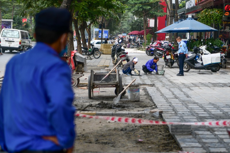 oto leo len via he moi lat o Ha Noi anh 6