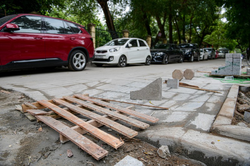 oto leo len via he moi lat o Ha Noi anh 2