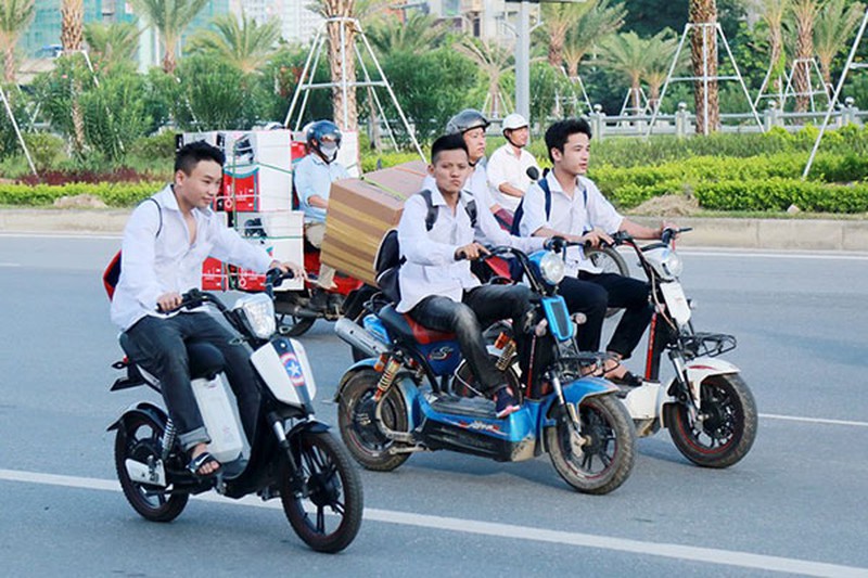 Người điều khiển xe máy điện, xe máy dưới 50cc phải có bằng A0 Nguoi dieu khien xe may dien, xe may duoi 50cc phai co bang A0