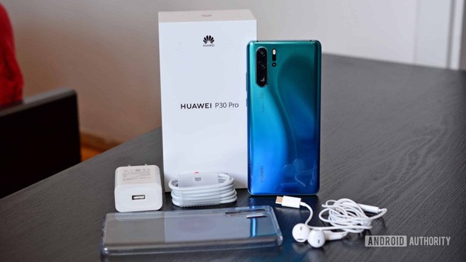 Mới hôm trước còn chế nhạo Apple, nay cả làng Android lại chạy theo trào lưu bỏ củ sạc - Ảnh 3. Mới hôm trước còn chế nhạo Apple, nay cả làng Android lại chạy theo trào lưu bỏ củ sạc - Ảnh 3.
