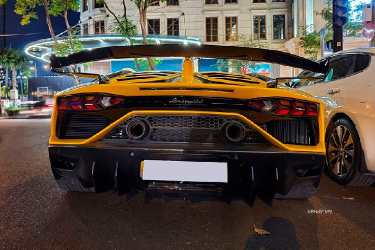 Lamborghini Aventador SVJ hon 50 ty dong tai Viet Nam do 