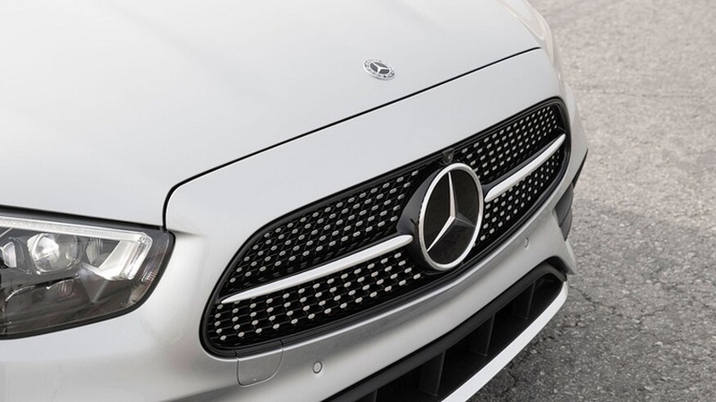 Mercedes-Benz E-Class 2021 tại Mỹ loại bỏ logo đứng mui xe Mercedes-Benz E-Class 2021 tai My loai bo logo dung mui xe