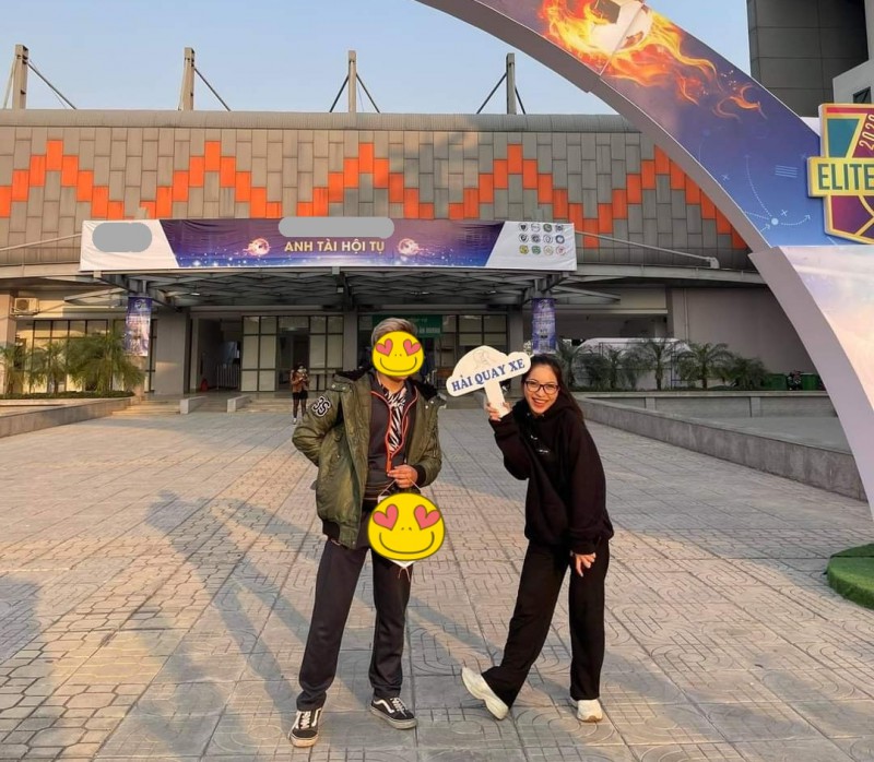 Khoảnh khắc khó đỡ: Nhật Lê tươi rói cầm biển Hải quay xe, dân tình đoán chắc đang cà khịa cả đôi Quang Hải - Huỳnh Anh? - Ảnh 1. Khoảnh khắc khó đỡ: Nhật Lê tươi rói cầm biển Hải quay xe, dân tình đoán chắc đang cà khịa cả đôi Quang Hải - Huỳnh Anh? - Ảnh 1.