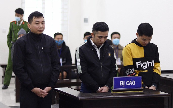 Phạt tù nhóm đối tượng chiếm đoạt tiền tỉ thông qua lỗi hệ thống ngân hàng - Ảnh 1. Phạt tù nhóm đối tượng chiếm đoạt tiền tỉ thông qua lỗi hệ thống ngân hàng - Ảnh 1.
