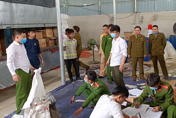 Thanh Hóa: Phát hiện kho nghi sản xuất hàng giả số lượng lớn - Ảnh 1. Thanh Hóa: Phát hiện kho nghi sản xuất hàng giả số lượng lớn - Ảnh 1.